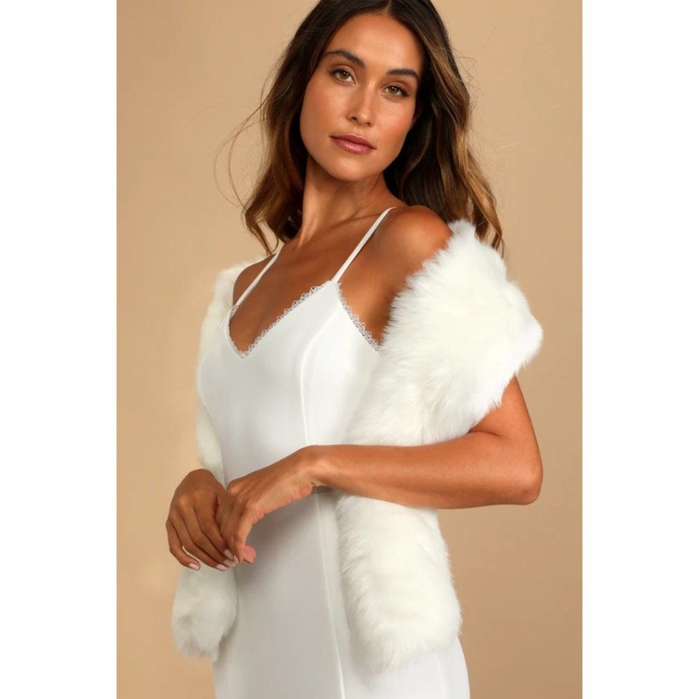 NWT Lulu’s White Faux Fur Scarf / Stole